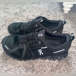Black on cloud 5 women’s size 9 shoes. Great condition. Water proof